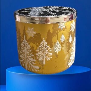 NWT Cinnamon Carmel Swirl Candle with Snowflake Design